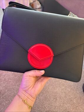 P17 LV EPI shoulder bag - listen to the details during live show!